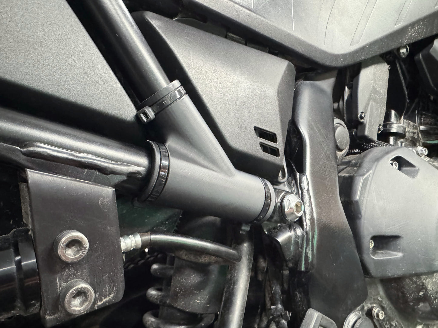 Protection de cadre / boucle arrière pour Suzuki V-Strom 800DE et 800SE